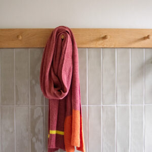 Handgemaakte merino en katoen sjaal in kleuren rood/terrecotta en oranje bonnies