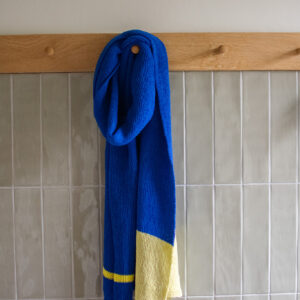 Handgemaakte merino en katoen sjaal in kleuren kobaltblauw en geel bonnies