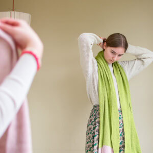 Handgemaakte merino en katoen sjaal in kleuren zachtroze en lichtgroen bonnies
